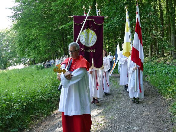 Festgottesdienst zum 1.000 Todestag des Heiligen Heimerads auf dem Hasunger Berg (Foto: Karl-Franz Thiede) Festgottesdienst zum 1.000 Todestag des Heiligen Heimerads auf dem Hasunger Berg (Foto: Karl-Franz Thiede)